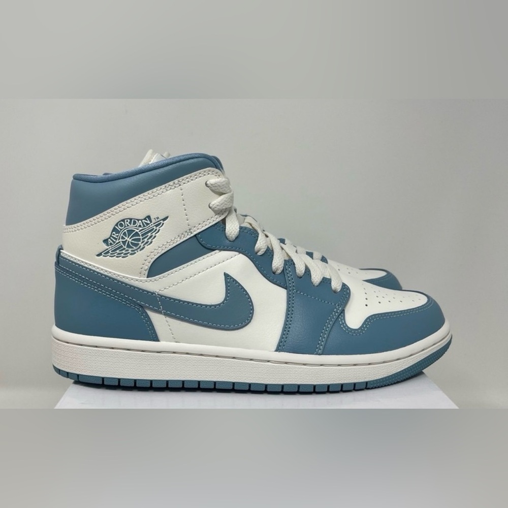 Air jordan 1 Mid University Blue Women's Size 6‎ New In Box
